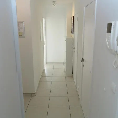 Volledig Gerenoveerd 2 Slaapkamer In Westende-bad, 250 M Het Apartment Westende-Bad