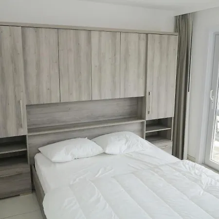 Volledig Gerenoveerd 2 Slaapkamer In Westende-bad, 250 M Het Apartment