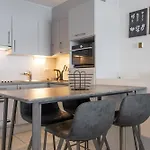 Volledig Gerenoveerd 2 Slaapkamer In Westende-bad, 250 M Het *